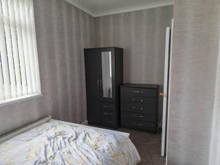 Spacious 3 Bedroom House Near City Centre - 1