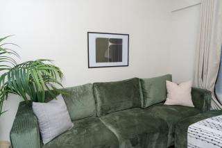 Luxury Living with Pool, Gym, Shopping Mall and Cafés Nearby - 8