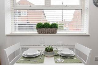 Amazing house with central location TV downstairs and in bedroom super fast WiFi and crisp white hotel linen hosted by Our Home Short Stays - 7