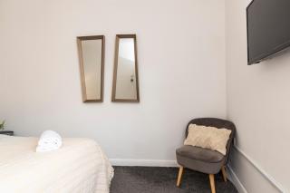 Amazing house with central location TV downstairs and in bedroom super fast WiFi and crisp white hotel linen hosted by Our Home Short Stays - 4