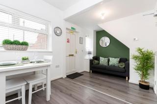 Amazing house with central location TV downstairs and in bedroom super fast WiFi and crisp white hotel linen hosted by Our Home Short Stays - 8