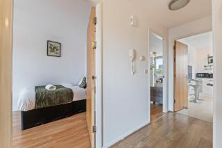 E&Co Stays Luxury 2 Bedroom Apartment with Parking - 8