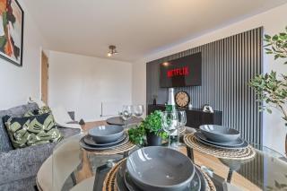 E&Co Stays Luxury 2 Bedroom Apartment with Parking - 3