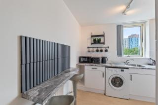 E&Co Stays Luxury 2 Bedroom Apartment with Parking - 1