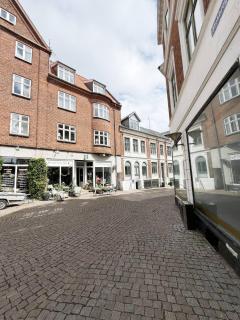 Modern Double Room 10 & Free Parking - 3