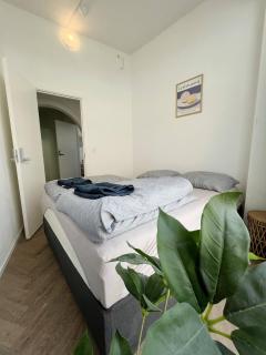 Modern Double Room 10 & Free Parking - 8