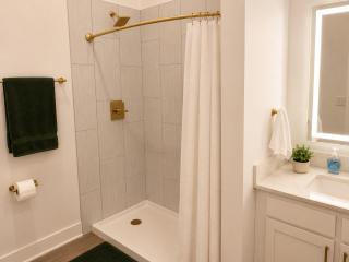 Spacious! Near 4th Street Live & Brown Theatre - 5