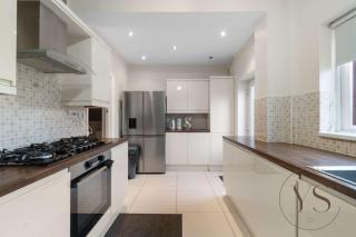 Spacious 5BR Home Near M6 with Free Parking - 6