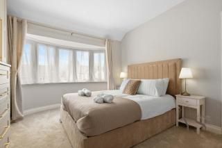 Spacious 5BR Home Near M6 with Free Parking - 8