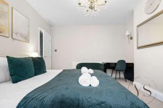 Spacious 5BR Home Near M6 with Free Parking - 1