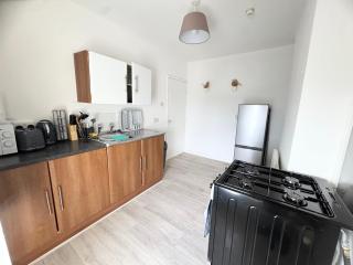Simon Suite I Stylish Barry Town Apartment I Near Barry Island, Shops & Gavin & Stacey Pub I Fast Wi-Fi & Easy Cardiff Access I Parking - 2