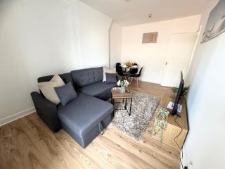 Simon Suite I Stylish Barry Town Apartment I Near Barry Island, Shops & Gavin & Stacey Pub I Fast Wi-Fi & Easy Cardiff Access I Parking - 9
