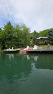 Lakeside cottage with private beach & boat rental - 0