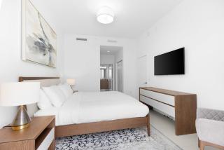 Modern 2BR Penthouse I Downtown Doral - 2