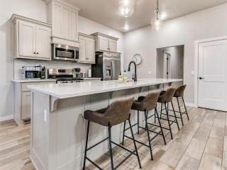 Unleash Your Familys Next Adventure Stunning 4 Bed in Yukon! - 9