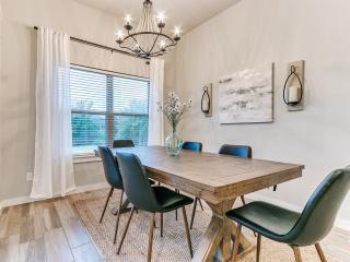 Unleash Your Familys Next Adventure Stunning 4 Bed in Yukon! - 8