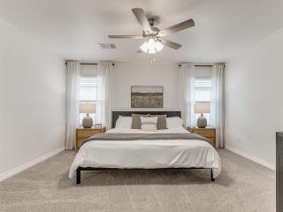 Piper Place A Modern Stay in Moore - 8