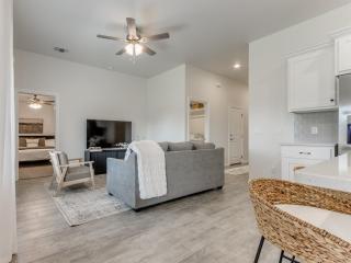 Piper Place A Modern Stay in Moore - 3