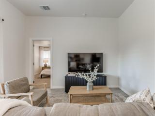 Piper Place A Modern Stay in Moore - 2