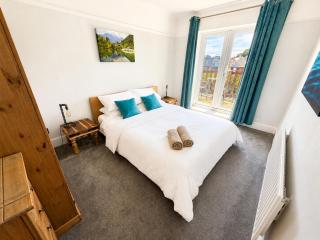 Spacious Four Bedroom in Southbourne - Close to Beach - Large Patio - Parking - Sleeps 6 - 2