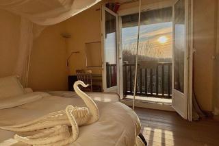 80 m Apartment with Sea & Pool View Sleeps 6 - 4