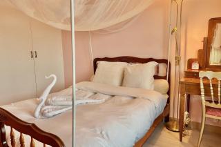 80 m Apartment with Sea & Pool View Sleeps 6 - 3