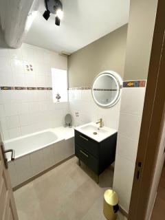 Appartement 70 m2,3 personnes,2 chambres,2 lits en 160, près de tout à pied, piscine de la propriété, parking - 1