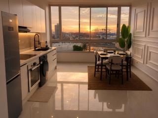 Luxury Stay with AC, City Center & Sunset Views - 0