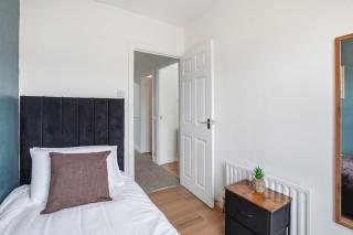 Coventry Stylish 4BR Home with Free Parking & Patio - 7
