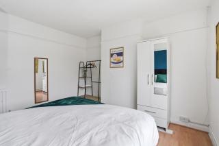 Coventry Stylish 4BR Home with Free Parking & Patio - 4