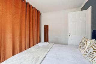 Coventry Stylish 4BR Home with Free Parking & Patio - 1