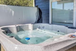 Harbor Heights Cabin with Private Hot Tub! - 7