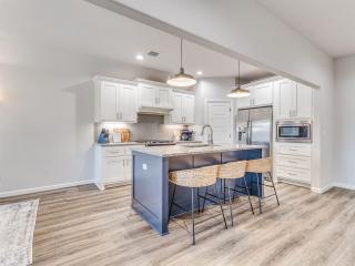 Kingsport Modern Oasis - 9