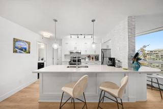 Cozy 2BR-2BA with Sofa Bed-Walk to Rogers & BC Pl - 2