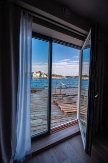 Henningsvær Seafront Studio Apartment - 3