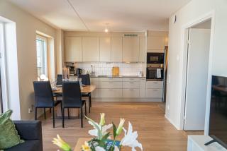 Avenyn Hideaway by Beyond Stay with Big Balcony - 8