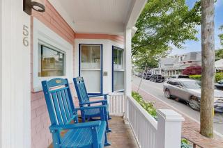 Heart of Oak Bluffs Walk to Beach & Ferries - 9