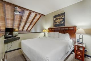 Lakefront retreat with shared pool hot tub & sauna - near shopping & skiing - 1