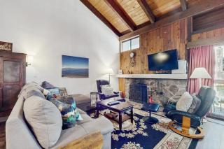 3-story townhome with fireplace pool & private beach access - walk to dining - 0