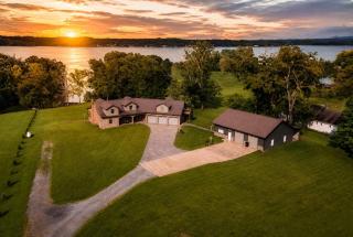 Lake Dock - Hot Tub with Game Room and Guest Suite - 0