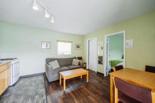 Suite 15 Green Gables Resort Lake View Retreat - 5