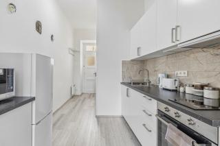 Small Sunny park view apartment - 1