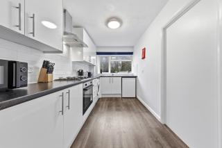 4 Bed House Close To Gatwick Free Parking - 8