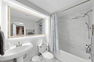 Luxury 2BR Suite Stylish Stay with 2 Free Parking - 9