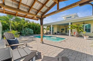 Backyard Oasis Game Room Luxury Heated Pool - 4
