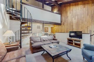 Come ready to explore SLTs outdoor scene at this Lakeland Village townhome - 3