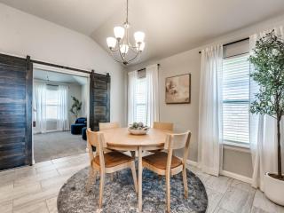 Modern Family Retreat in Midwest City - 8