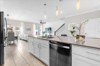 5 Bedrooms 4 Bathrooms Storey Lake 3019Pl - 3