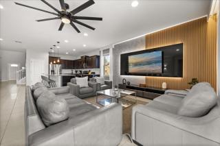 8 Bedroom 6 Bathroom Windsor At Westside 8904Bc - 9