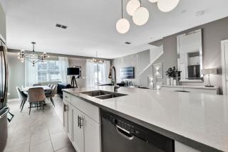 5 Bedrooms 4 Bathrooms Storey Lake 4824 Ml - 3
